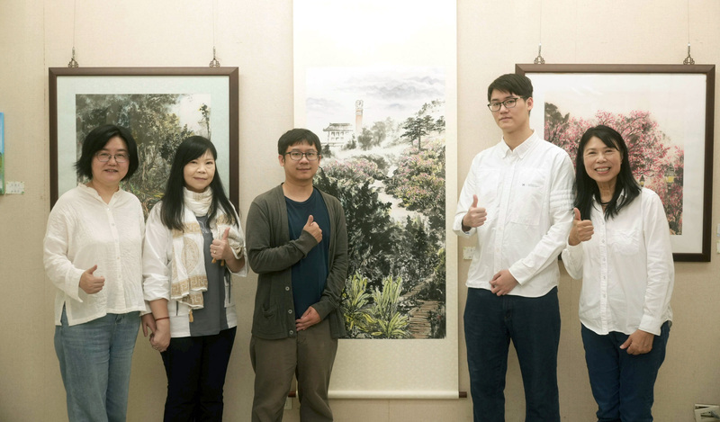 華梵熟齡母子檔學生 創新共學辦書畫展