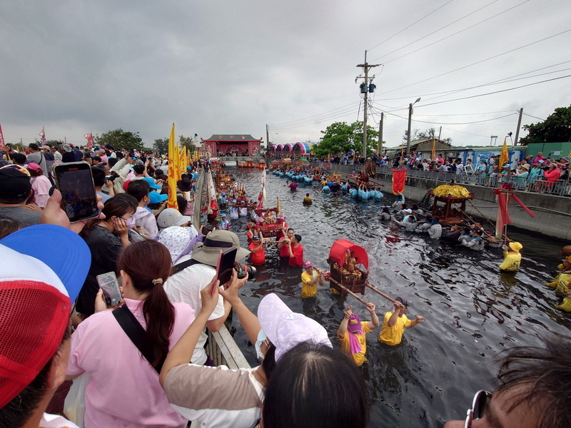 嘉縣布袋獨特信仰神轎衝水路迎客王 信眾熱情參與