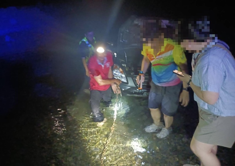 屏東枋山野溪探秘境 車卡溪中警救援