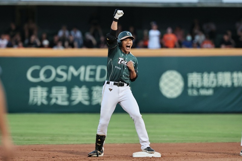 王柏融清壘二壘打助雄鷹搶勝：終於對球隊有貢獻