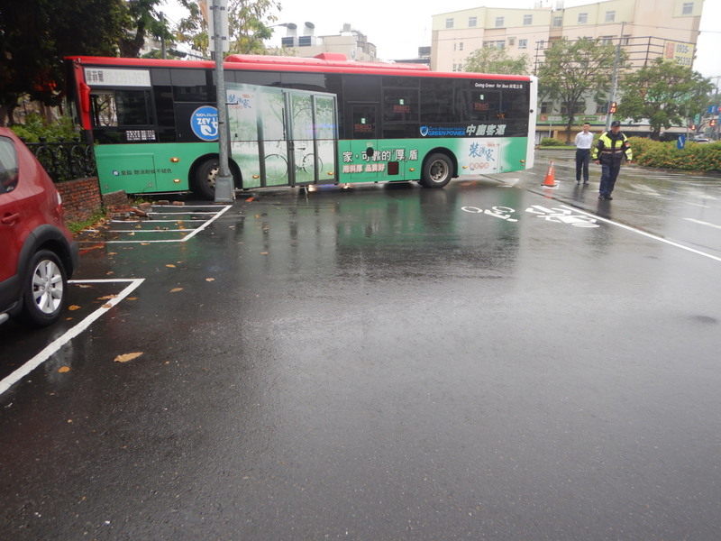 台中公車疑天雨路滑自撞 乘客虛驚未受傷