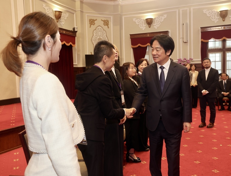 接見模範勞工移工 總統：安定就業市場降關稅衝擊