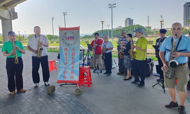 退休高官進玩風樂團 送暖日照中心、安寧病房