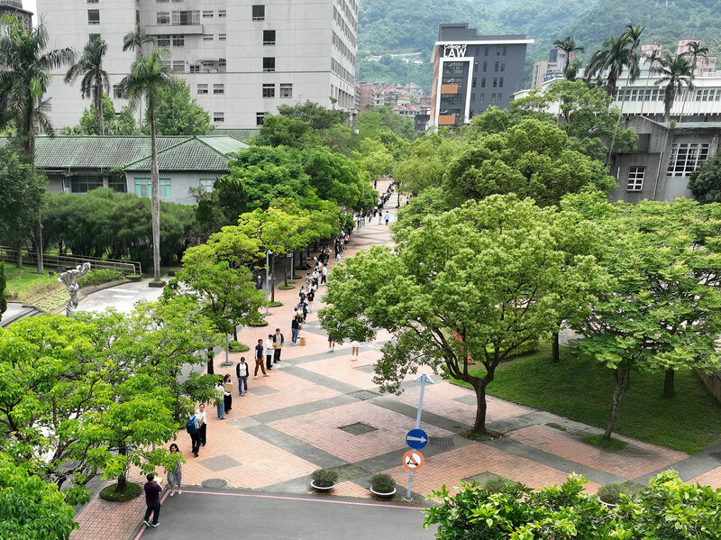 政大法學院將啟用新館 300法律人傳承、接力搬書