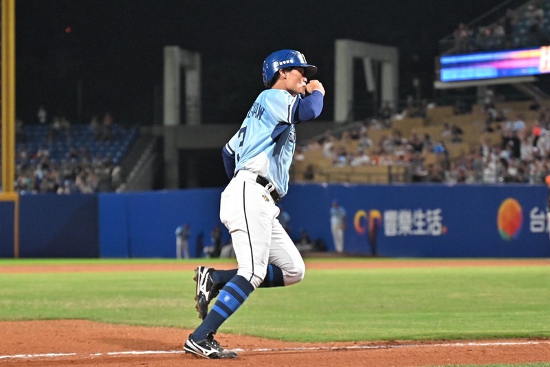 陳鏞基同場轟勾回憶也有巧合 王勝偉笑喊百轟差40