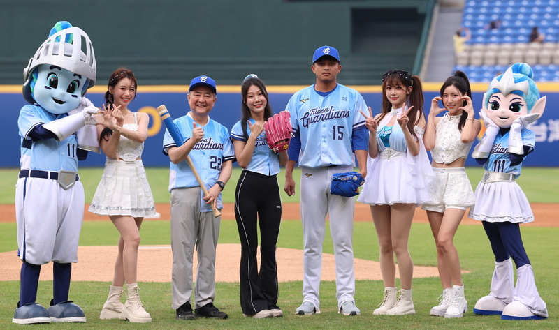 韓駐台代表替悍將開球 開心韓籍啦啦隊被溫暖接受