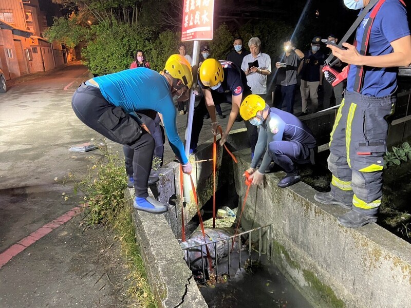 棉被包裹又發臭漂吉安水圳 警消大陣仗原來是犬屍