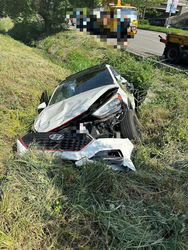 國1台中交流道轎車失控衝入邊坡 車上3人身體不適
