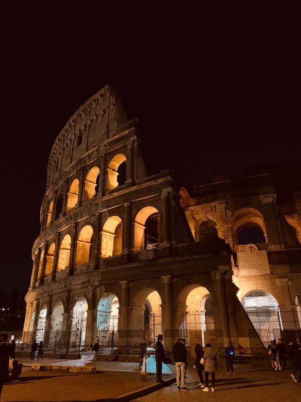 羅馬競技場驚悚意外 居台美國男子爬欄杆遭刺重傷