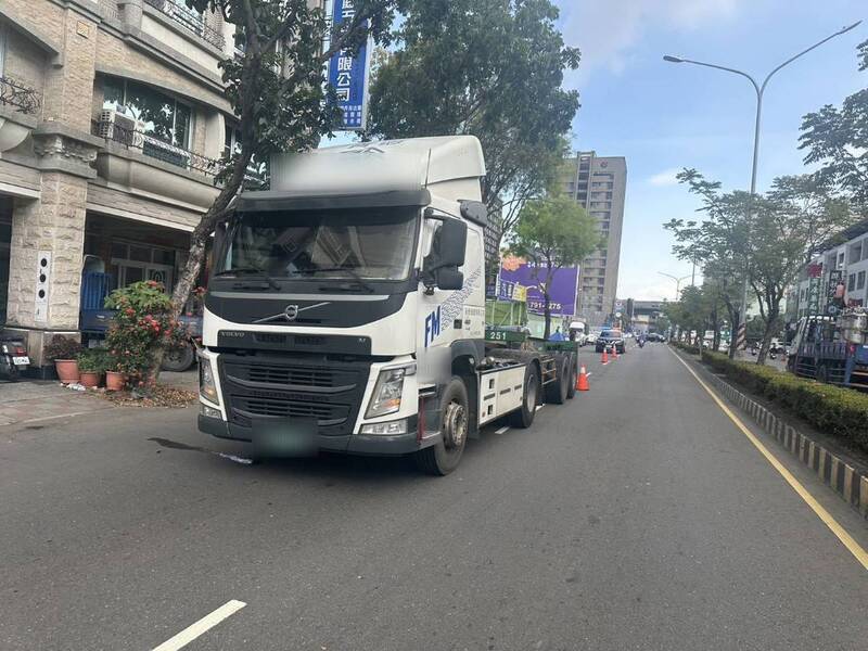 高雄鳳山聯結車涉輾機車騎士致死 駕駛遭警送辦