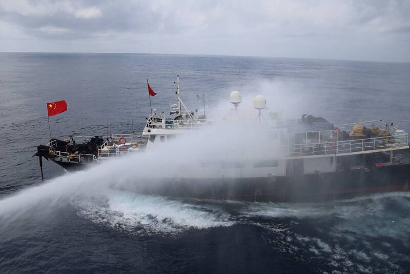 中籍漁船違法闖東沙海域 海巡艦船水砲驅離