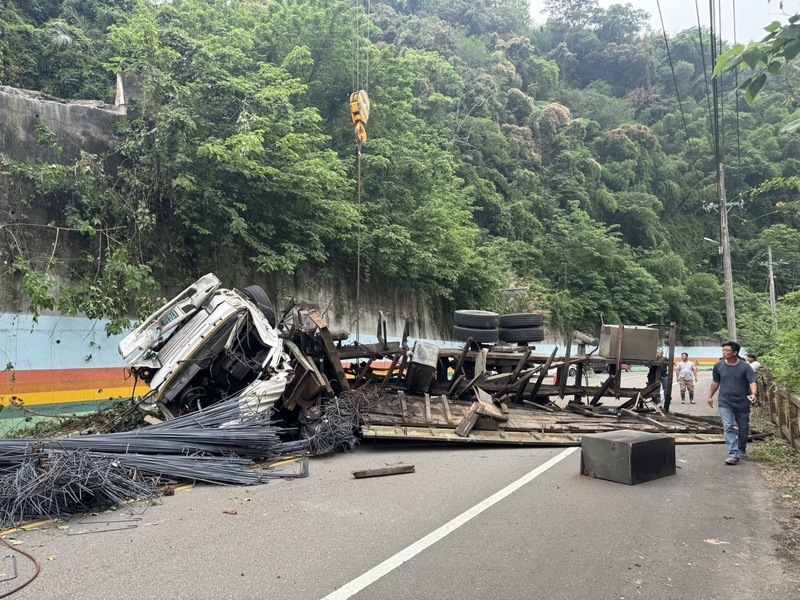 竹縣拖車受困 吊車搶救脫鉤釀翻覆