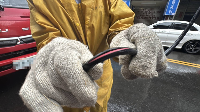 基隆電纜垂落繞脖摔車 女騎士稱幸好遇紅燈躲劫