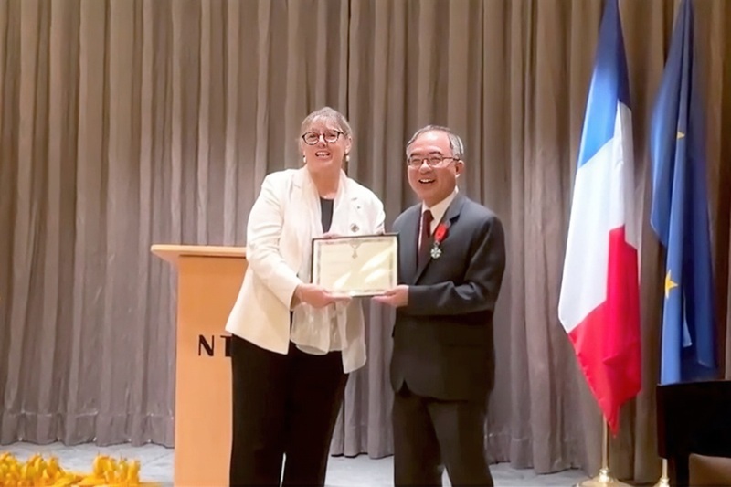 深化台法交流 台大校長陳文章獲法榮譽軍團騎士勳章
