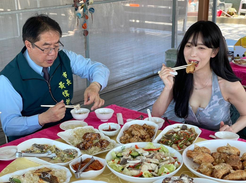 韓國女星尹到怡台南體驗捕魚 品嚐美味台灣鯛