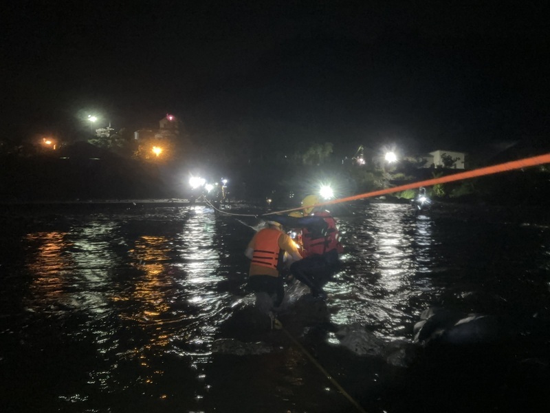 花蓮豐濱八里灣溪暴漲 23名山友受困全數獲救