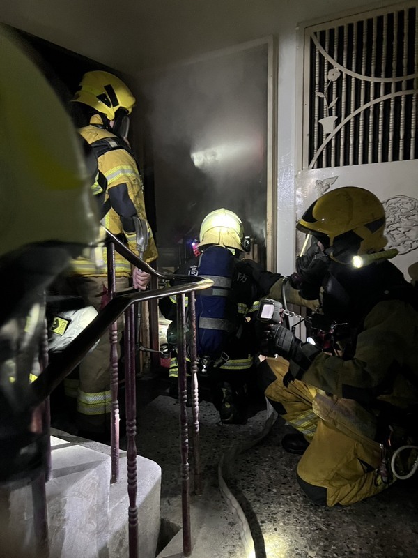 高雄鳳山5層樓公寓深夜惡火 父子送醫搶救不治