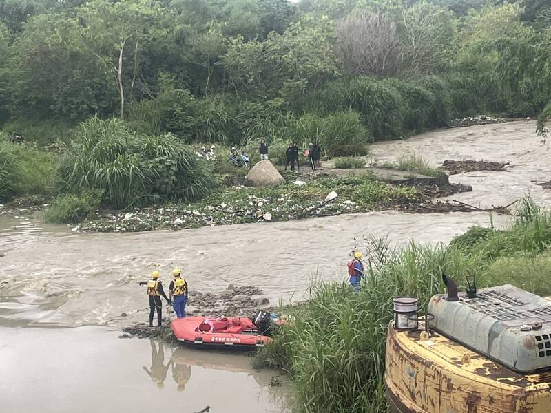 台中溪水暴漲13移工受困沙洲 警消船艇救援脫困