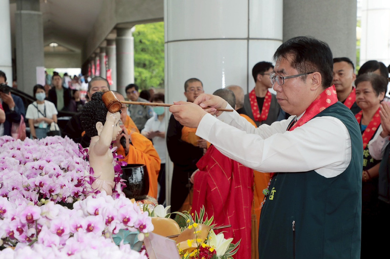 佛光山永華市政中心辦浴佛典禮 黃偉哲盼帶來正能量