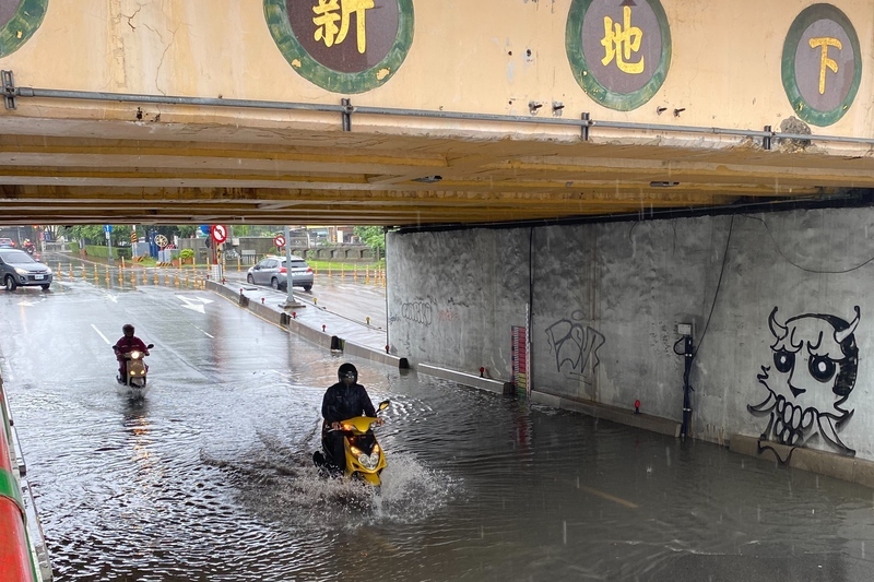 雨勢不停致抽水馬達故障 桃園中新地下道積水封鎖