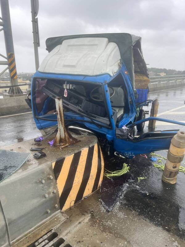 小貨車雨天撞台61線安全島 駕駛大腿骨折稱恍神