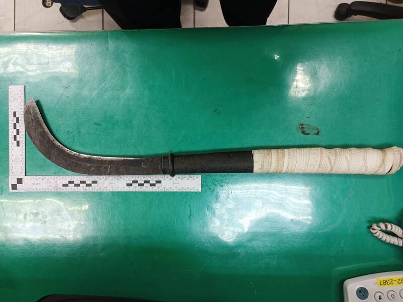 金門男子用人民幣購物遭拒 店內狂揮鐮刀被送辦