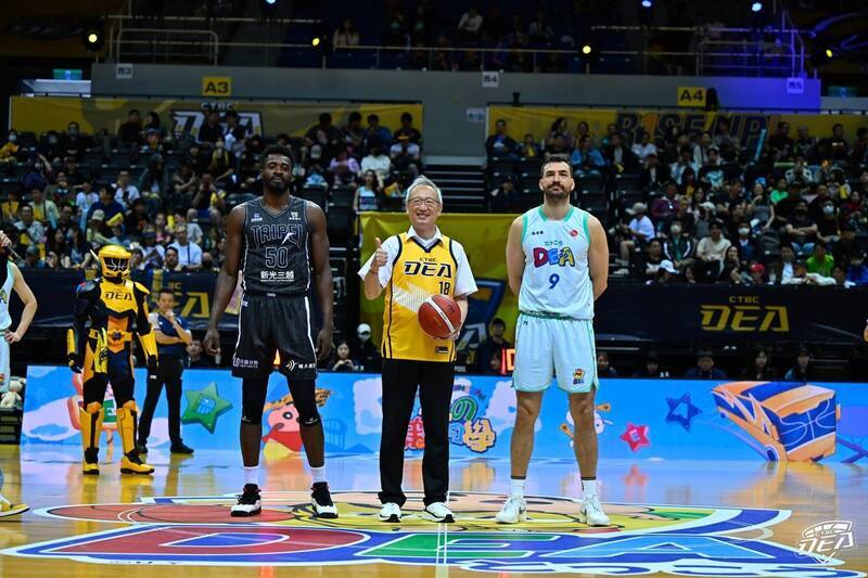 首次為職籃開球 吳志中笑稱：難得比別人矮