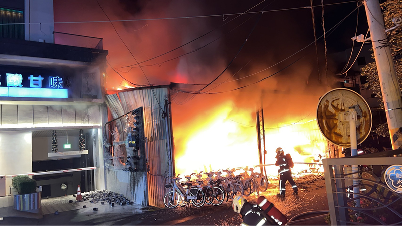 彰化公共自行車檢修區大火 波及旅店急撤15房客