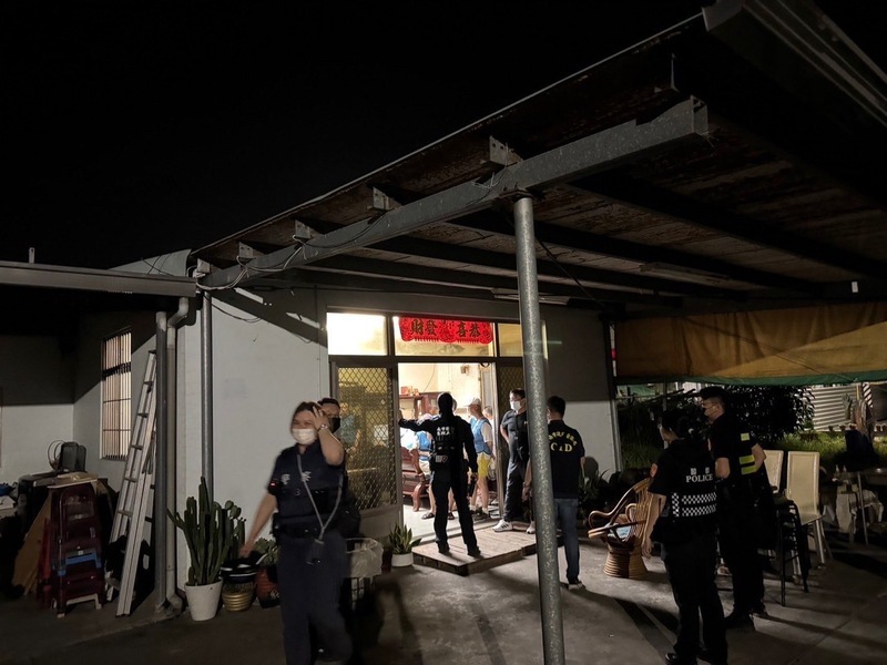 職業賭場隱身老舊平房 台南警攻堅逮32人送辦