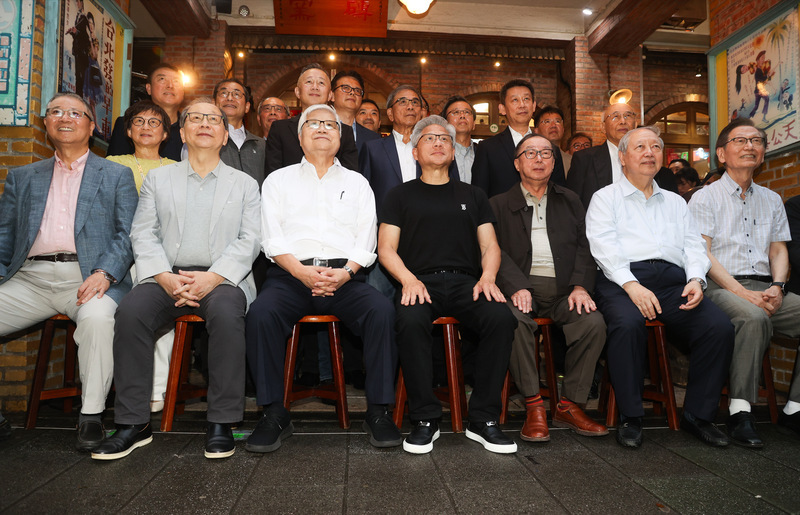 宴請台灣供應商 黃仁勳：慶祝Blackwell成功