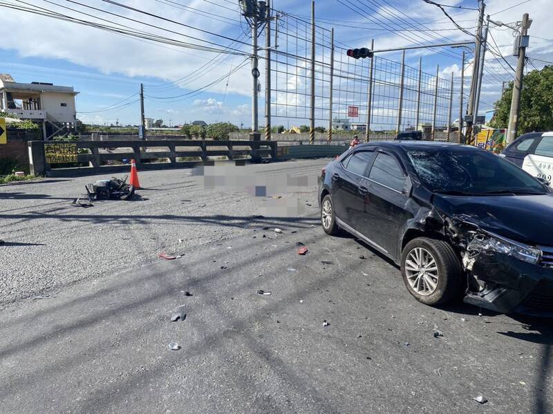 屏東機車與汽車互撞 無照少年送醫不治