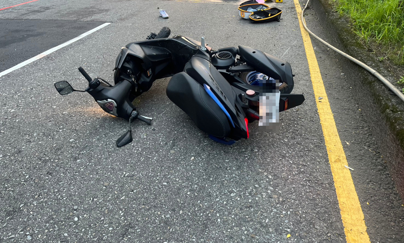 基隆少年騎車過彎自撞分隔島 釀1死1傷