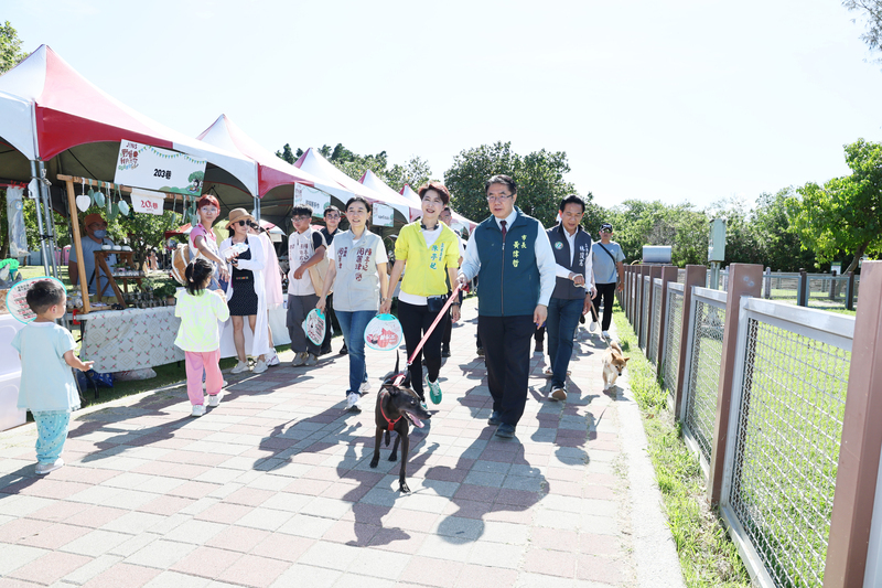 安平毛孩滾草皮音樂市集 黃偉哲帶愛犬現身互動