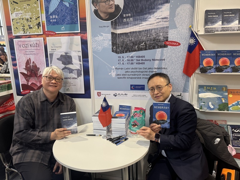 布拉格國際書展 童偉格紀大偉與捷克讀者簽書交流