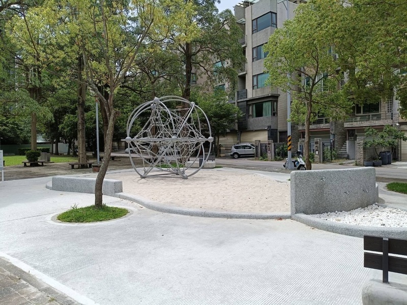 竹北高鐵公園星際天體爬網 讓兒童玩出協調力肌耐力