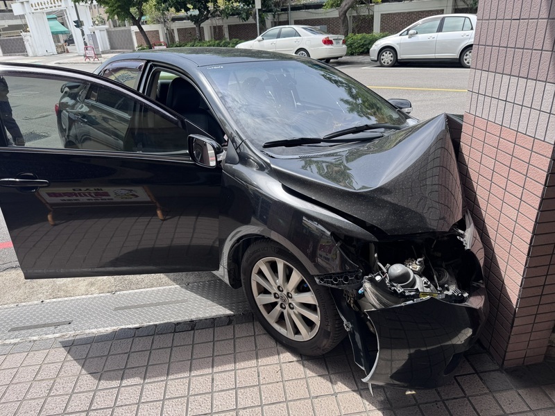 駕駛經彰女校門外自撞醫院門柱 幸未傷及路人