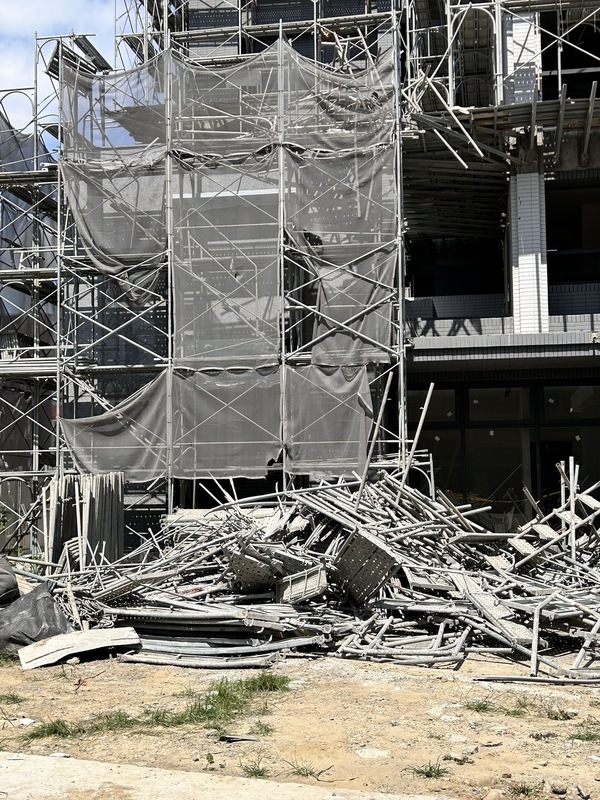 台中南區工地鷹架倒塌 2工人高處墜落命危