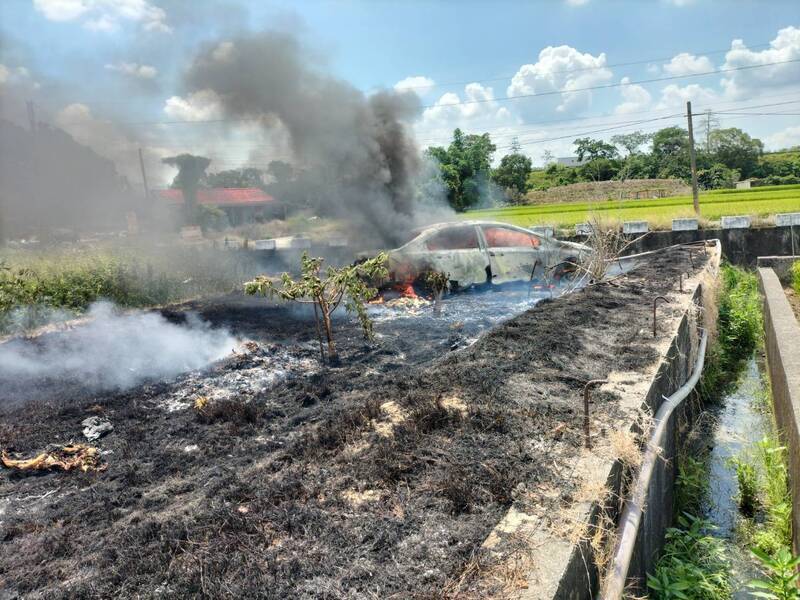 台南柳營田間汽車起火 車內焦屍身分不明待查