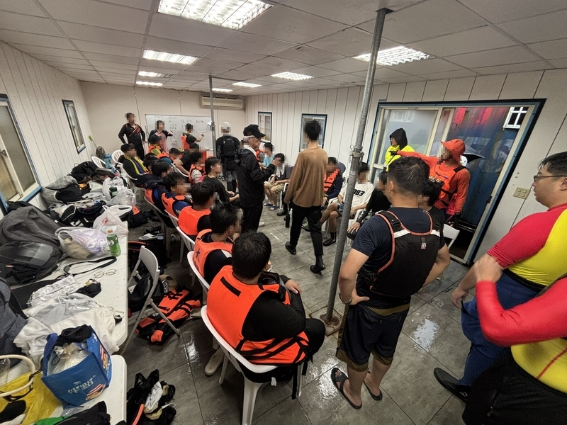 划獨木舟遇強降雨浪高翻覆 海洋大學31人全獲救