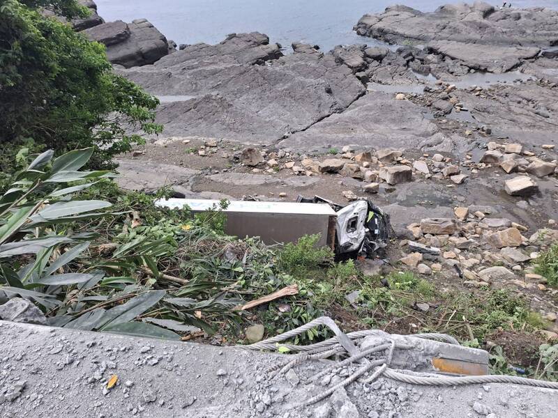自撞濱海公路護欄墜落10多公尺邊坡 駕駛命大獲救