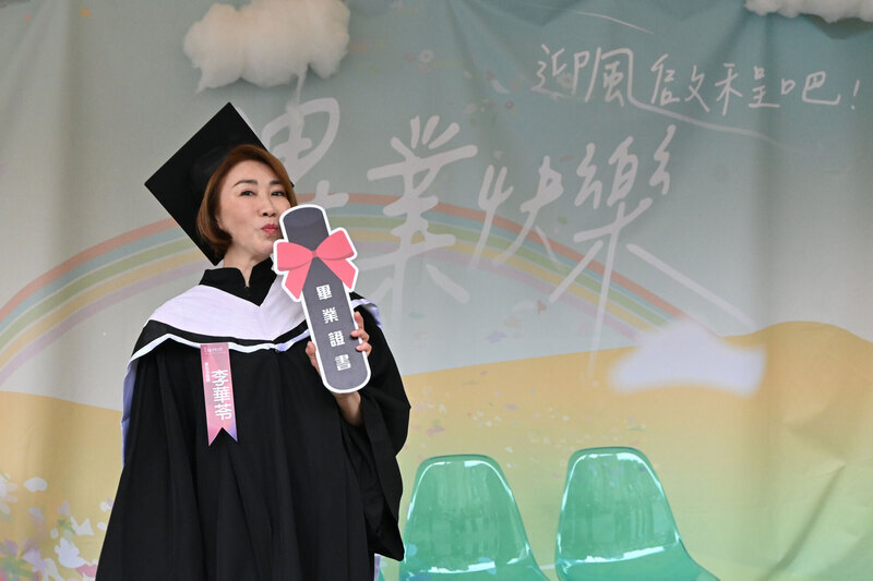 歌手李翊君取得世新碩士學位 畢典獲傑出表現獎