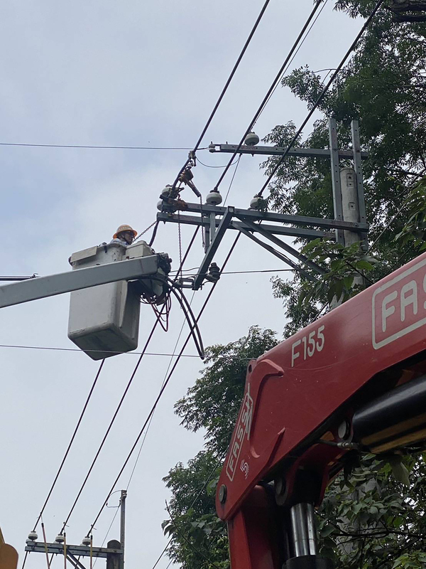 大雨致樹木觸電線釀停電 彰化二水371戶已搶修復電