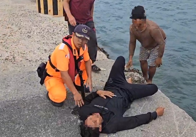 馬公外籍漁工疑繫纜踩空落海 眾人及時救起送醫