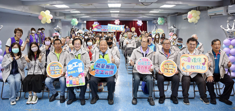 澎縣府贈社福志工外套 感謝無私奉獻