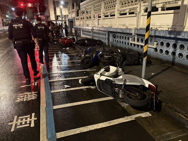 男子疑精神不濟開車 撞13輛汽機車釀1騎士受傷