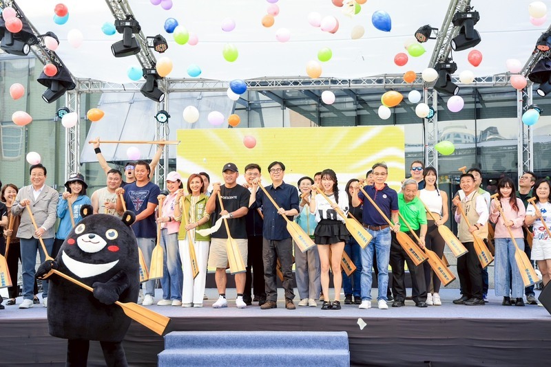 高雄龍舟賽起跑 陳其邁偕球星網紅做熱身操