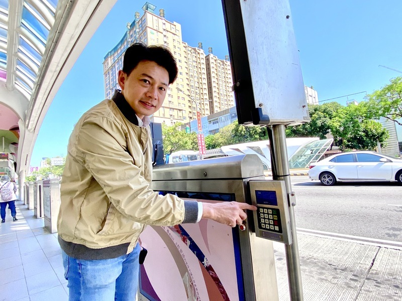 台中公車候車亭黃色笑臉鈴鐺 4年使用人次逾800萬