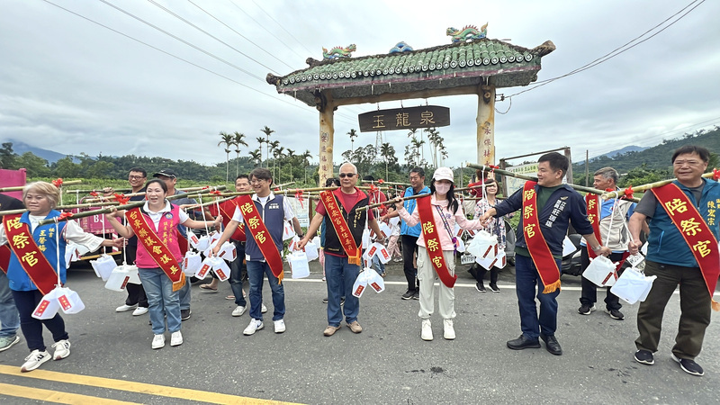 台東聖安宮端午立蛋取午時水 國小老師首輪立31顆