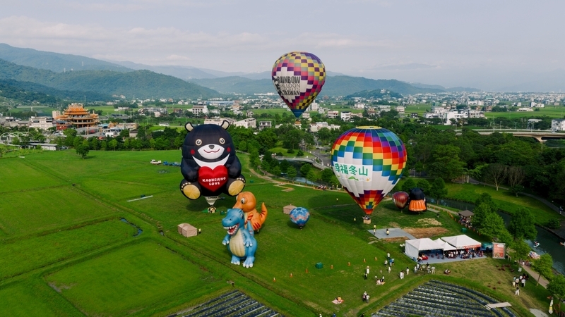 宜蘭冬山熱氣球嘉年華登場 加碼夜間光雕秀