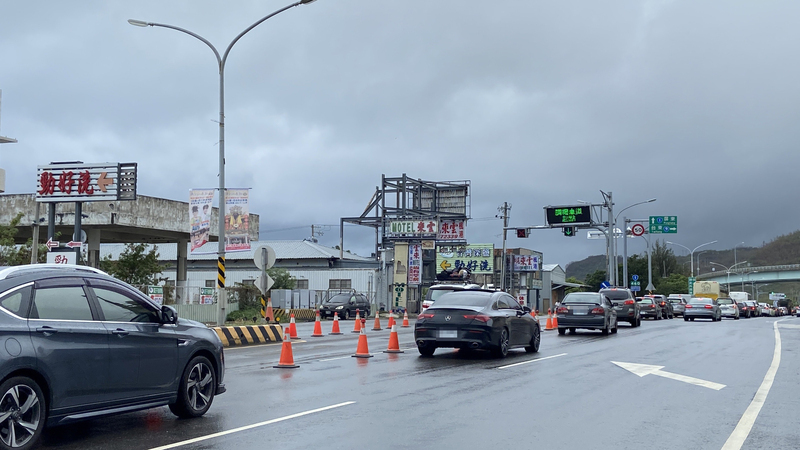 屏東北返車流每小時逾2600輛次 警方調撥車道因應